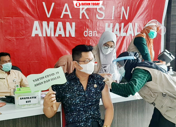 Anggota DPRD Anambas dari Komisi III, Muliady saat mengikuti vaksinasi